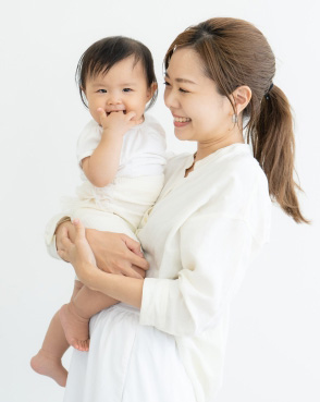 赤ちゃんをだっこした女性