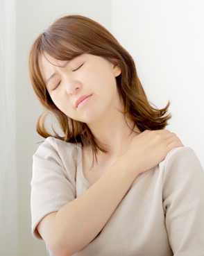 肩が痛そうな女性